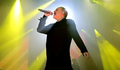 Miguel Bos&eacute; celebra 40 a&ntilde;os de carrera en Bogot&aacute; y recuerda a las v&iacute;ctimas de Manchester
