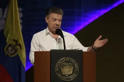 Santos firma un decreto que crea el Consejo Nacional de paz y reconciliaci&oacute;n
