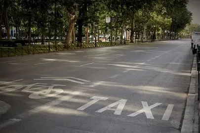 Ning&uacute;n taxi en Barajas como consecuencia de la huelga contra Uber y Cabify