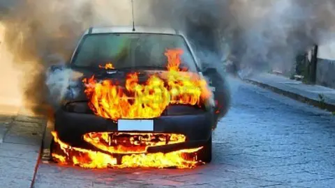 Vehiculo en llamas