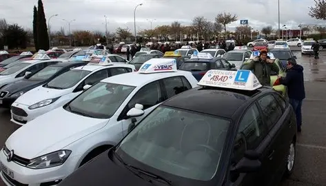 M&aacute;s del 90 % de los examinadores de la DGT hace huelga y paraliza 7.000 pruebas