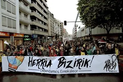 Marcha en Vitoria contra el derribo del barrio ocupado m&aacute;s grande de Espa&ntilde;a