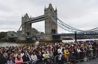 Cientos de personas guardan un minuto de silencio en Londres por las v&iacute;ctimas