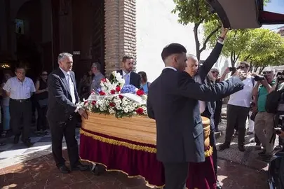 Marbella despide a David Dom&iacute;nguez, el artista que se convirti&oacute; en Delf&iacute;n