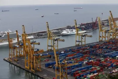 La jornada de huelga en el Puerto de Barcelona se desarrolla sin incidentes