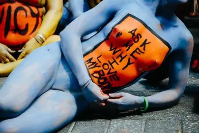 Doscientos nudistas lucen mensajes de aceptaci&oacute;n en su cuerpo en Times Square