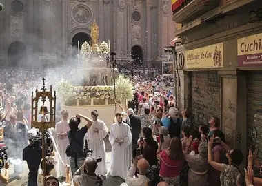 Granada afronta sus d&iacute;as grandes tras la multitudinaria procesi&oacute;n del Corpus