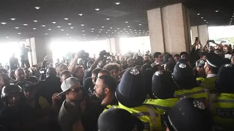 Crecen las protestas tras el incendio de un edificio en el oeste de Londres