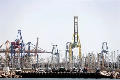 Colas de un kil&oacute;metro en el acceso al puerto de Valencia en una jornada sin paros