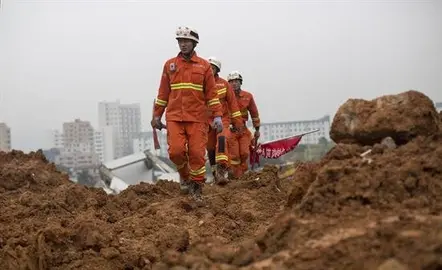Un deslizamiento de tierra deja al menos cien personas enterradas en Sichuan