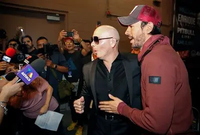 Enrique Iglesias y Pitbull reinan en "casa" con un espect&aacute;culo de puro Miami