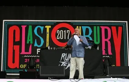 El laborista Jeremy Corbyn pide justicia y paz en un discurso en Glastonbury