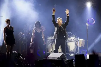 El pop en espa&ntilde;ol se rinde a Alejandro Sanz en una accidentada gran fiesta