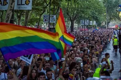 Madrid se ti&ntilde;e de arco&iacute;ris y clama por la diversidad y los derechos LGTBI