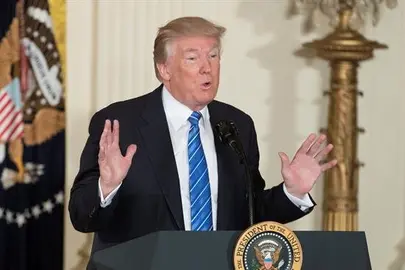 Trump tuitea un v&iacute;deo en el que golpea a un hombre con el logo del canal CNN