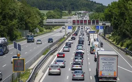 Al menos 31 heridos, algunos graves, tras chocar un autob&uacute;s y un cami&oacute;n en Alemania
