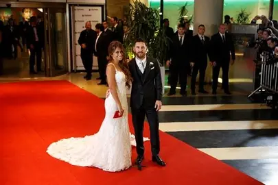 Messi dona bebidas y aperitivos que sobraron de su boda a entidades ben&eacute;ficas