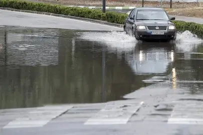 Desv&iacute;os de vuelos, inundaciones y grandes retenciones en Madrid por la lluvia