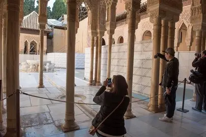 La Alhambra ultima la primera fase de intervenci&oacute;n en el Patio de los Leones
