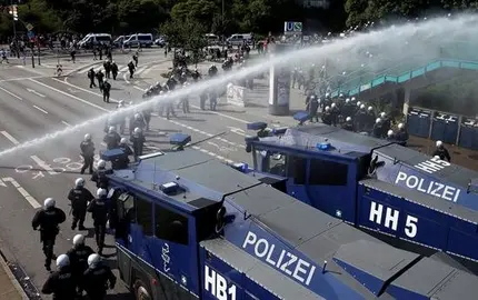 Sube a 197 la cifra de polic&iacute;as heridos en una nueva noche de disturbios en Hamburgo