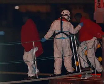 Rescatada una embarcaci&oacute;n con hasta 56 personas al sur de Barbate (C&aacute;diz)