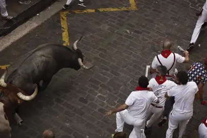 Encierro veloz protagonizado por el toro "Hurac&aacute;n", que abri&oacute; la carrera solo