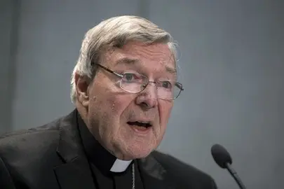 El cardenal Pell regresa a Australia, donde es acusado de abusar de menores