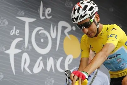 Barguil vence en la fiesta nacional francesa, Aru sigue lider