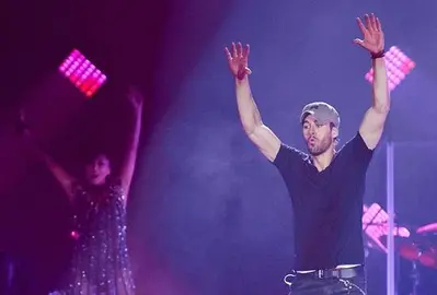 Enrique Iglesias congrega a 30.000 personas en Santander que acaban pit&aacute;ndole