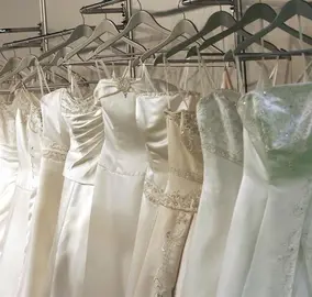 Una quiebra las deja sin traje de novia, pero otras mujeres salen en su ayuda