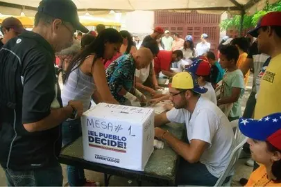 M&aacute;s de 7,5 millones de venezolanos participaron en la consulta contra Maduro