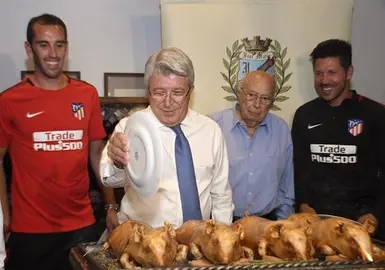 El Atl&eacute;tico de Madrid cumple con la tradici&oacute;n y brinda por la nueva temporada