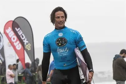 El hawaiano Danny Fuller destaca en el comienzo del Mundial de surf en Chile