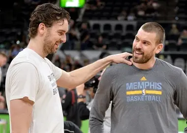 Los hermanos Gasol se suman a Messi y Su&aacute;rez contra el c&aacute;ncer infantil