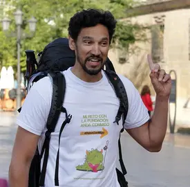 El actor Stany Coppet inicia el Camino de Santiago desde Oviedo