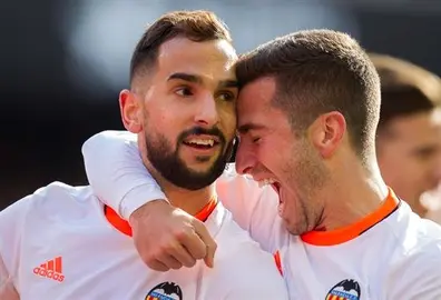 El Valencia CF entrena sin el lateral Mart&iacute;n Montoya por precauci&oacute;n