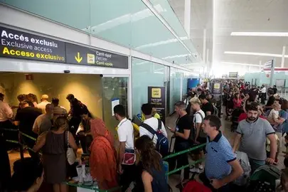 El Prat vuelve a registrar colas de una hora en pleno conflicto de Eulen