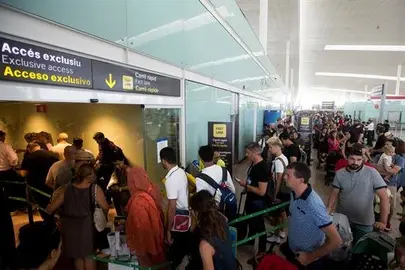 Normalidad en los controles de seguridad de El Prat, con colas de entre 10 y 20 minutos