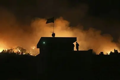 Los bomberos griegos siguen dando batalla a los incendios en &Aacute;tica y la isla de Zante