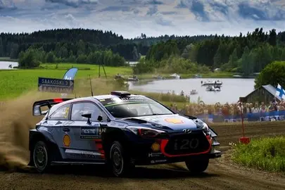 Neuville y Ogier pugnan por el liderato en Alemania