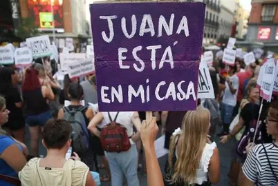 Cientos de personas se concentran en Madrid para apoyar a Juana Rivas