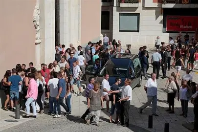 M&aacute;s de 200 personas asisten al funeral de la v&iacute;ctima de Sant Hip&ograve;lit de Voltreg&agrave;