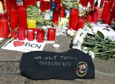 "Ya los tenemos, descansad", mensaje de los Mossos en el altar de la Rambla