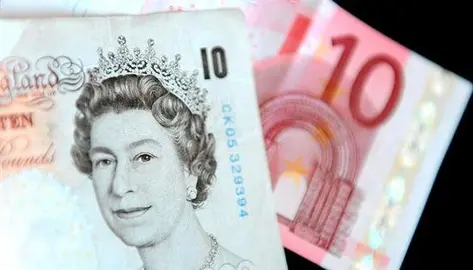 La libra se desploma frente al euro a su nivel m&aacute;s bajo desde octubre de 2009