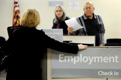 La econom&iacute;a en EE.UU. solo suma 156.000 empleos en agosto y sube una d&eacute;cima