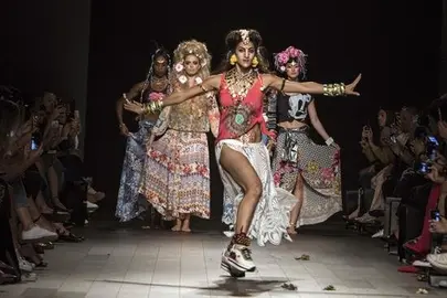La diversidad de culturas se adue&ntilde;a del desfile de Desigual en Nueva York