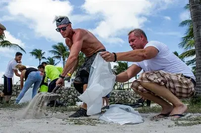 Los turistas y residentes de la Florida siguen el &eacute;xodo masivo contra el reloj por Irma