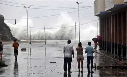 La Habana amanece con su emblem&aacute;tico Malec&oacute;n anegado por la furia del hurac&aacute;n Irma