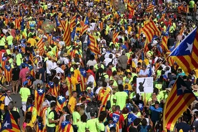Miles de personas se suman a la marcha independentista en el centro de Barcelona