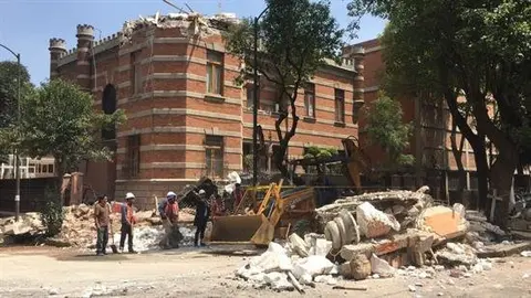 Derrumbes y p&aacute;nico colectivo en M&eacute;xico tras fuerte terremoto